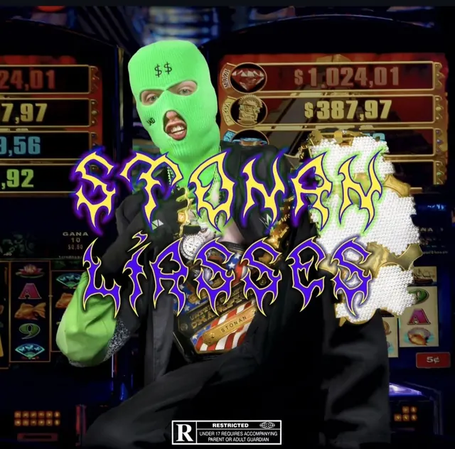 Cover du single Liasses de STONAN : cagoule verte fluo devant des machines à sous