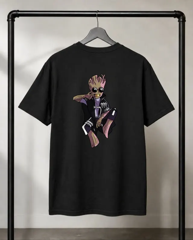 Tee-shirt Groot Édition Stonan Wear vu de dos sur cintre : illustration du personnage lunettes noires et dent en or