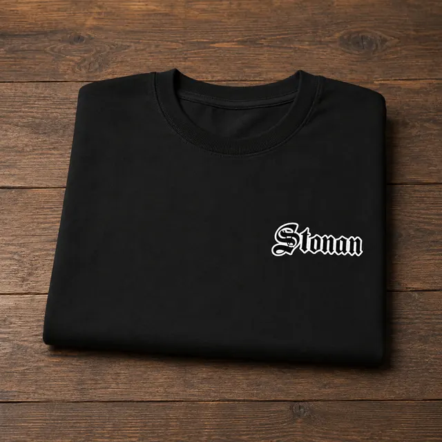 Tee-shirt Groot Édition Stonan Wear plié, logo Stonan blackletter sur la poitrine