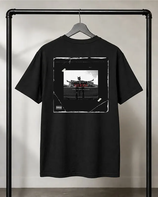 Tee-shirt SIERRA Edition Stonan Wear vu de dos sur cintre : cover du single Sierra imprimée